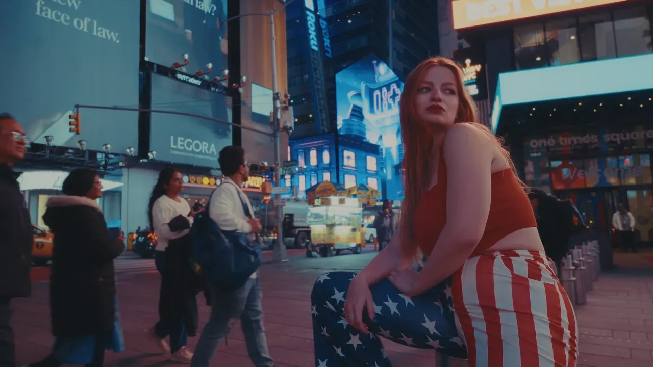 Modelo posando de noche en Times Square, Nueva York, durante el rodaje de un spot publicitario